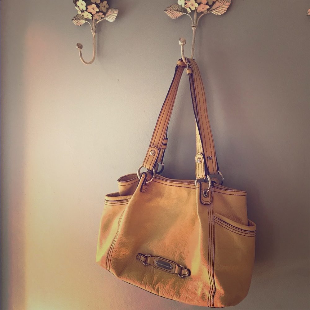 Butter yellow Etienne Aigner